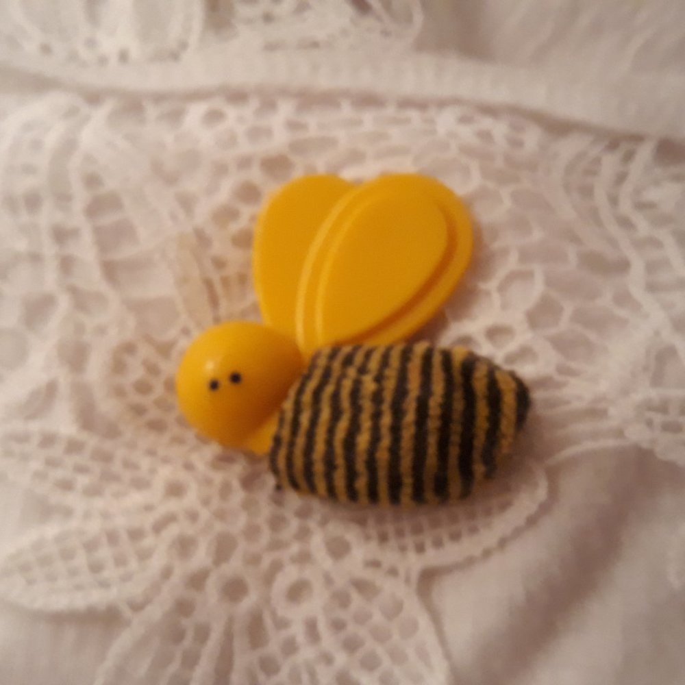 Vintage 1970s Avon Bumble Bee pin